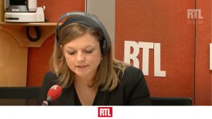 Reporter sur RTL qui parle de la thérapie du voyage pour les seniors atteints d'Alzheimer en France, en 2017