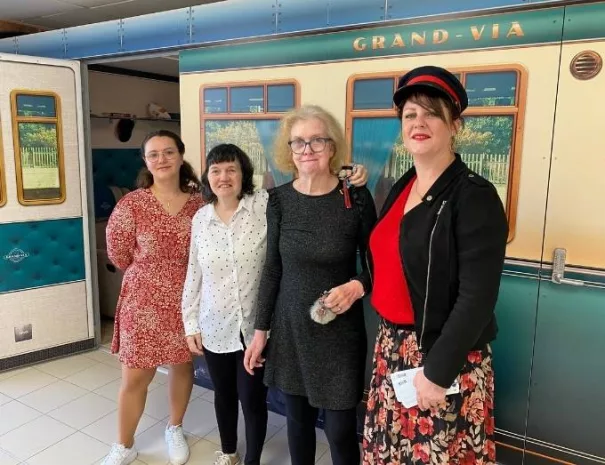 Cheffe de gare et voyageurs atteints d'Alzheimer qui sortent du train Grand-Via