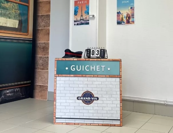 accessoire thérapie du voyage : un guichet d'accueil des voyageurs en ehpad