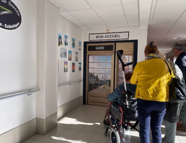 aperçu d'un sticker d eporte de gare, posé dans l'ehpad de Bouvigny, qui possède le Grand-Via